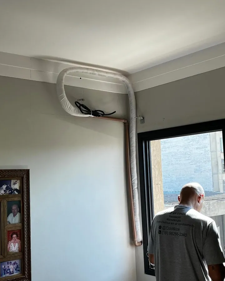 Tubulação do ar condicionado passando pela parede de um apartamento em obra