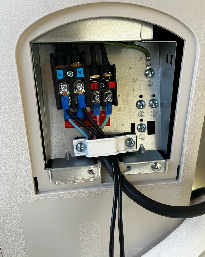 Borneira da condensadora com os fios ligados em terminais azuis