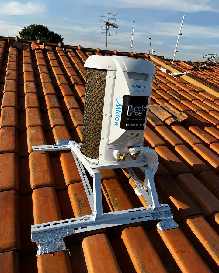 Condensadora Springer Midea sobre suporte reforçado no telhado