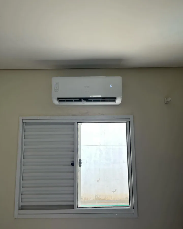 Ar condicionado Elgin instalado acima da janela num condomínio em Araras