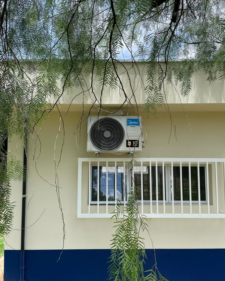 Condensadora Springer Midea instalada na fachada de um prédio comercial