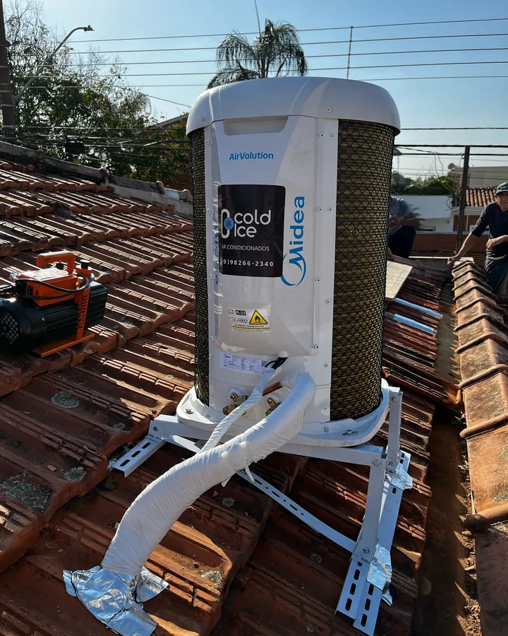 Condensadora Springer Midea fixada em suporte de telhado reforçado