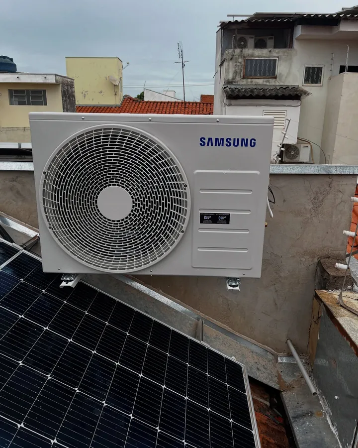 Condensadora Samsung instalada ao lado das placas solares